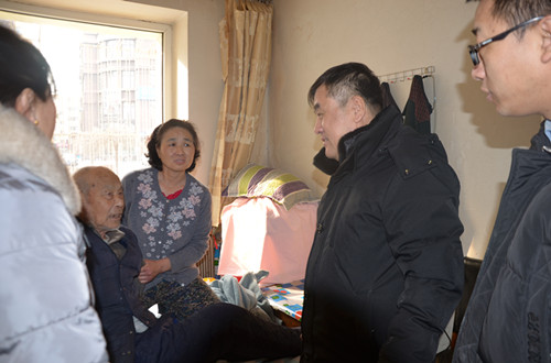 与老人交谈.jpg 与老人交谈.jpg