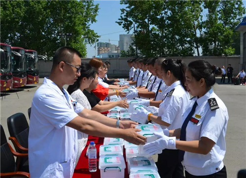 让关爱走进车厢传遍社会,急救药箱公交车上“安家”03.jpg 让关爱走进车厢传遍社会,急救药箱公交车上“安家”03.jpg